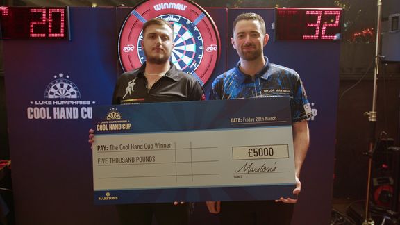 Luke Humphries presenting the winner's cheque to Nile Gott